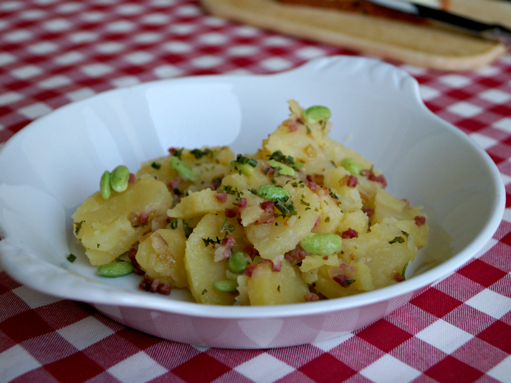 Kartoffelsalat mit grünen Bohnen und Speck (ohne Mayonnaise)