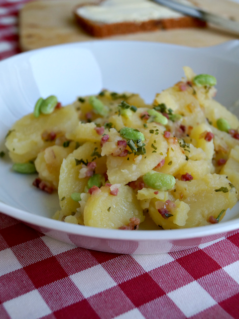 Kartoffelsalat mit grünen Bohnen und Speck